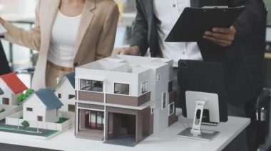 Emlakçı yeni evin modelini tartışıyor..