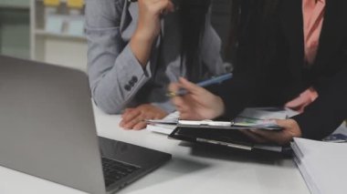 İş adamları birlikte çalışır.