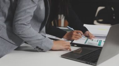 İş adamları ofiste bilgisayarda çalışır.