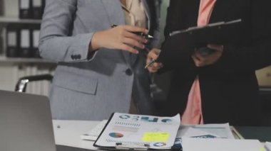 Ofiste çalışan iş kadını.