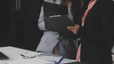 Ofiste birlikte çalışan iki iş kadını.