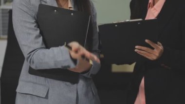 İki iş kadını ofiste projeyi tartışıyor.