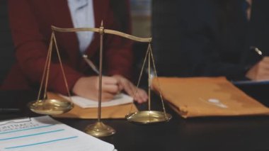 tartışmak ve birlikte ofiste çalışan iş adamları