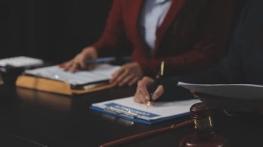 Ofiste çalışan avukat.