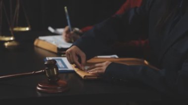 Tokmak ve hukuk kitabıyla çalışan avukat veya avukat..