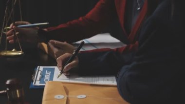 Ofisteki masada çalışan avukat..