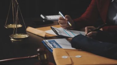 Avukat, evraklarla, hukukla ve avukatla belge imzalıyor.