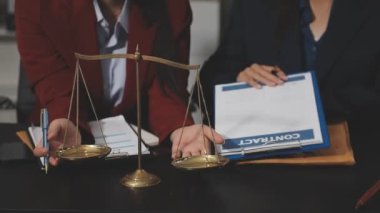 Masada tokmak, adalet ve hukuk ile çalışan iki genç iş adamı.
