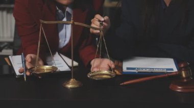 Ofiste çalışan iş adamları.