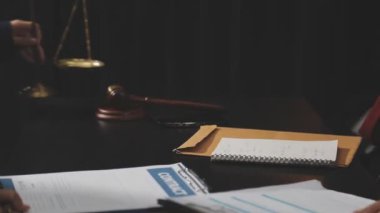 İş adamı kontrat imzalıyor, sözleşme imzalıyor.