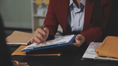 İş ekibi ofisinde toplanıyor..