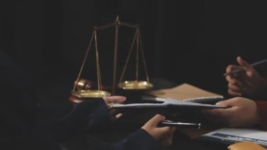 İş adamları ofiste toplanıyor.