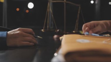 bir deftere notlar yazan adam, orijinal fotoset