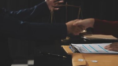 İş adamı iş ortağıyla iş sözleşmesi imzaladı