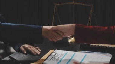 İş Adamları Tokalaşıyor