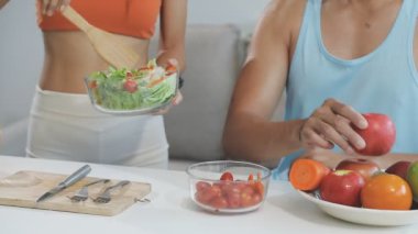 Sağlıklı bir yaşam tarzı. Genç çift mutfakta.