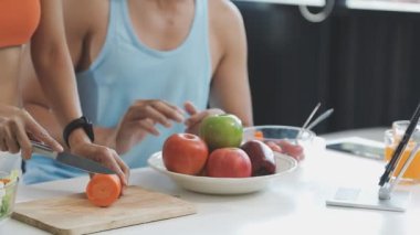 Çift evde sağlıklı yemek pişiriyor.