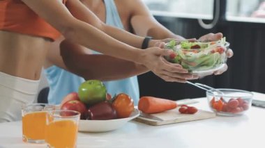 Genç kadın ve sağlıklı yemek ve salatalı yakışıklı bir adam.