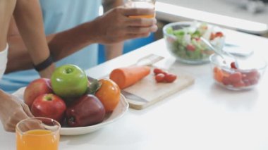 Sağlıklı yiyecekler, diyet ve insan konsepti. Genç bayan evde taze sebze ve meyve yiyor.