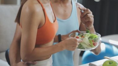 Genç kadın ve salata.