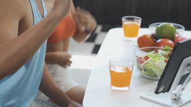 Genç adam tablet bilgisayar kullanıyor.