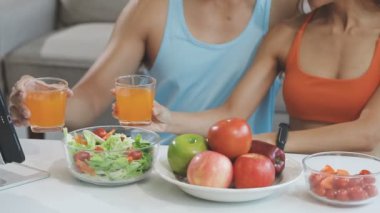Genç çift mutfakta kahvaltı yapıyor. sağlıklı diyet kavramı