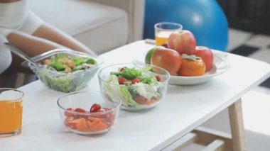 Genç bir kadın mutfakta sağlıklı salata yiyor. sağlıklı yiyecekler.