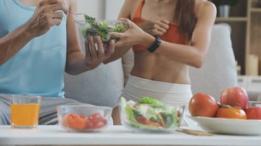 Mutfakta sağlıklı yemek yiyen mutlu bir çift..