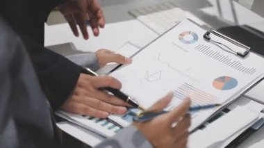 Kağıt üzerinde kalem kullanarak işadamının elini kapat