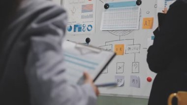 belgeler üzerinde çalışan iş adamları