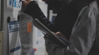 Tableti ve kalemi olan bir adama yaklaş.