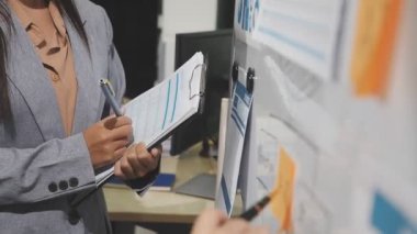 Ofiste belgelerle çalışan işadamları