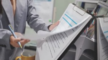 Tablet bilgisayar kullanan işadamı