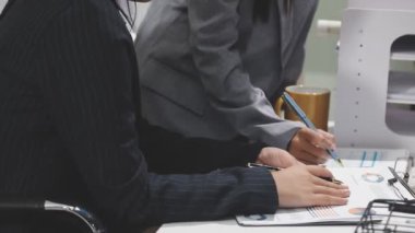 Ofiste birlikte çalışan iş adamları