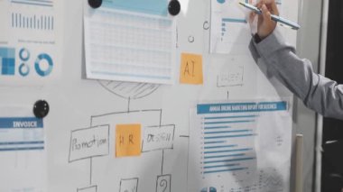 Ofisteki grafiği gösteren işadamı