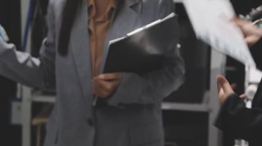 Ofisteki belgelerle birlikte kadınların ellerini kapat.