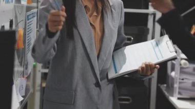 Dijital tablet kullanan iş kadını