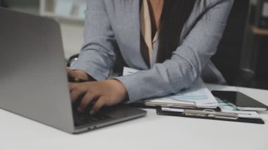 Ofiste çalışan iş kadını.