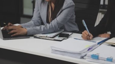 İş ekibi modern başlangıç ofisinde yeni projeyi tartışıyor