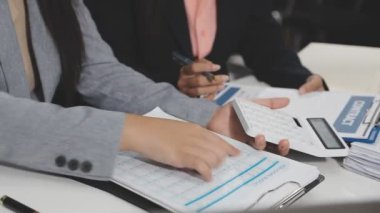 Genç iş adamları ofiste.