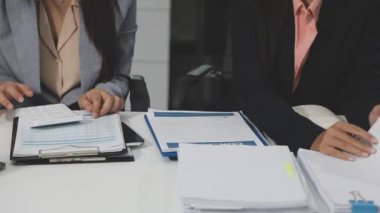 İşadamları yeni proje ve iş planı üzerinde tartışıyor.