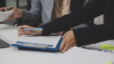 Ofiste tablet ve kalem kullanan iş kadını.