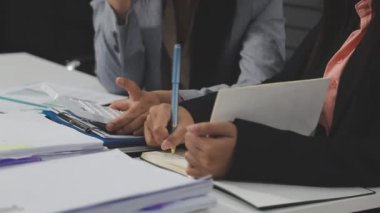 İş kadını toplantı sırasında el ele tutuşma belgesi