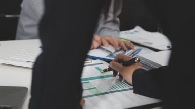 Ofisteki toplantıda iş adamları