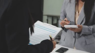 Takım elbiseli ve kravatlı genç Asyalı iş kadını