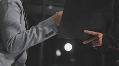 iş adamı ve birlikte çalışan kadın