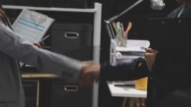 İş adamı el sıkışıyor.