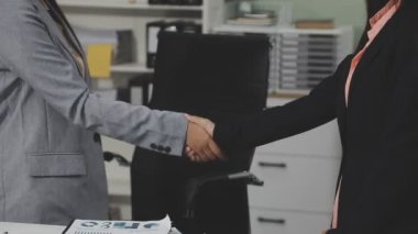 İş adamları ofiste el sıkışıyor