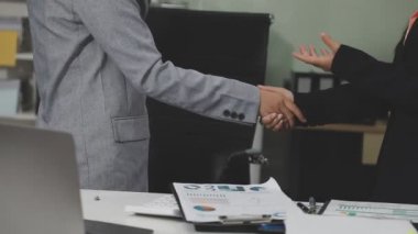 Modern ofiste iş ortağı tokalaşması.