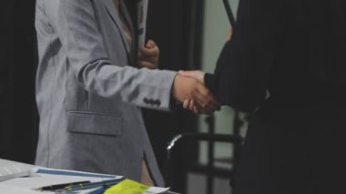 İş adamları ofiste el sıkışıyor. iş kavramı